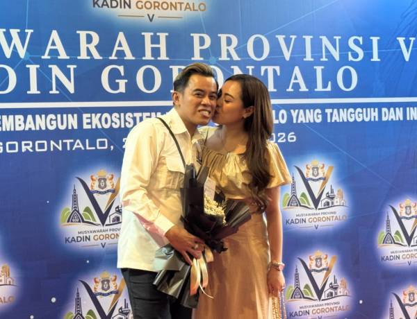 Pelukan Hangat Mamim untuk Papip Selebes Usai Dilantik, Ada Dukungan Istri di Balik Kadin Kota Gorontalo