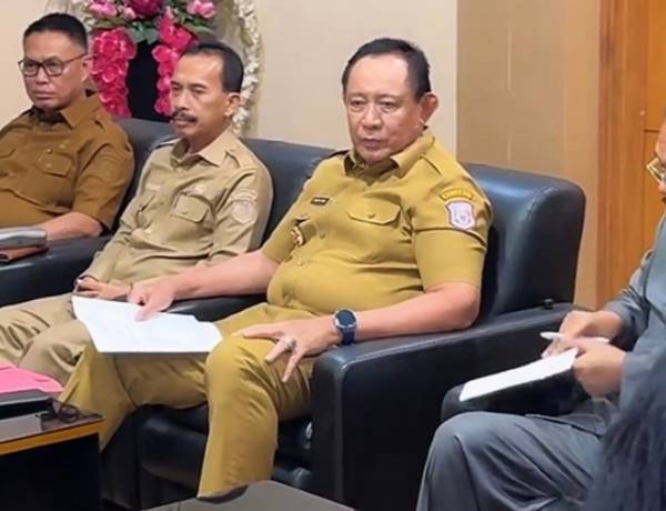 Gusnar Ismail Jawab Tuntutan Massa Soal Pencabutan Izin Tambang: “Saya Tidak Punya Kewenangan”