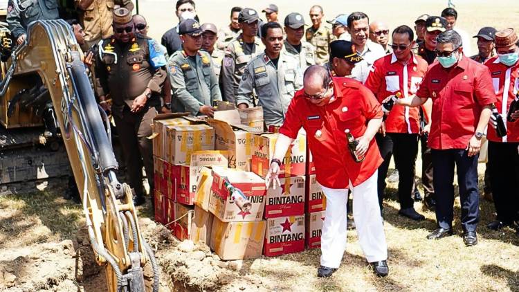 Adhan Dambea Musnahkan 1.705 Botol Miras di Gorontalo: “Miras Ini Sumber Masalah”