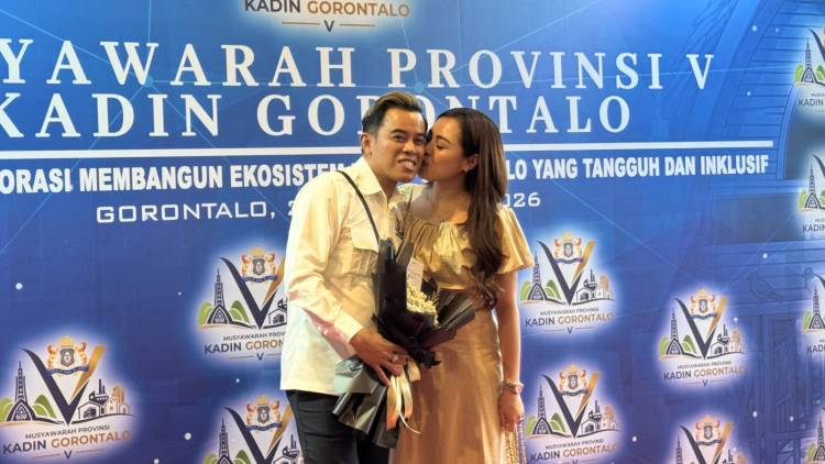 Pelukan Hangat Mamim untuk Papip Selebes Usai Dilantik, Ada Dukungan Istri di Balik Kadin Kota Gorontalo